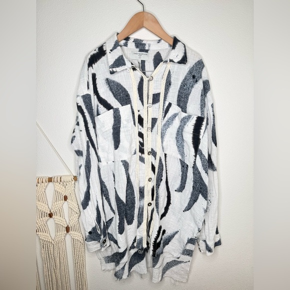 OneTeaspoon Runaway Muslin Longline Shirt Black White Patterned Button-Up Shirt - Picture 4 of 8